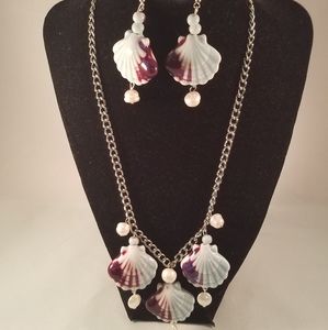 Ceramic clam shell and Pearl's necklace set